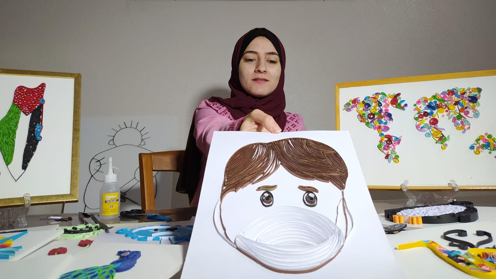 صور| شابة من غزة تصنع لوحات فنية من الورق!